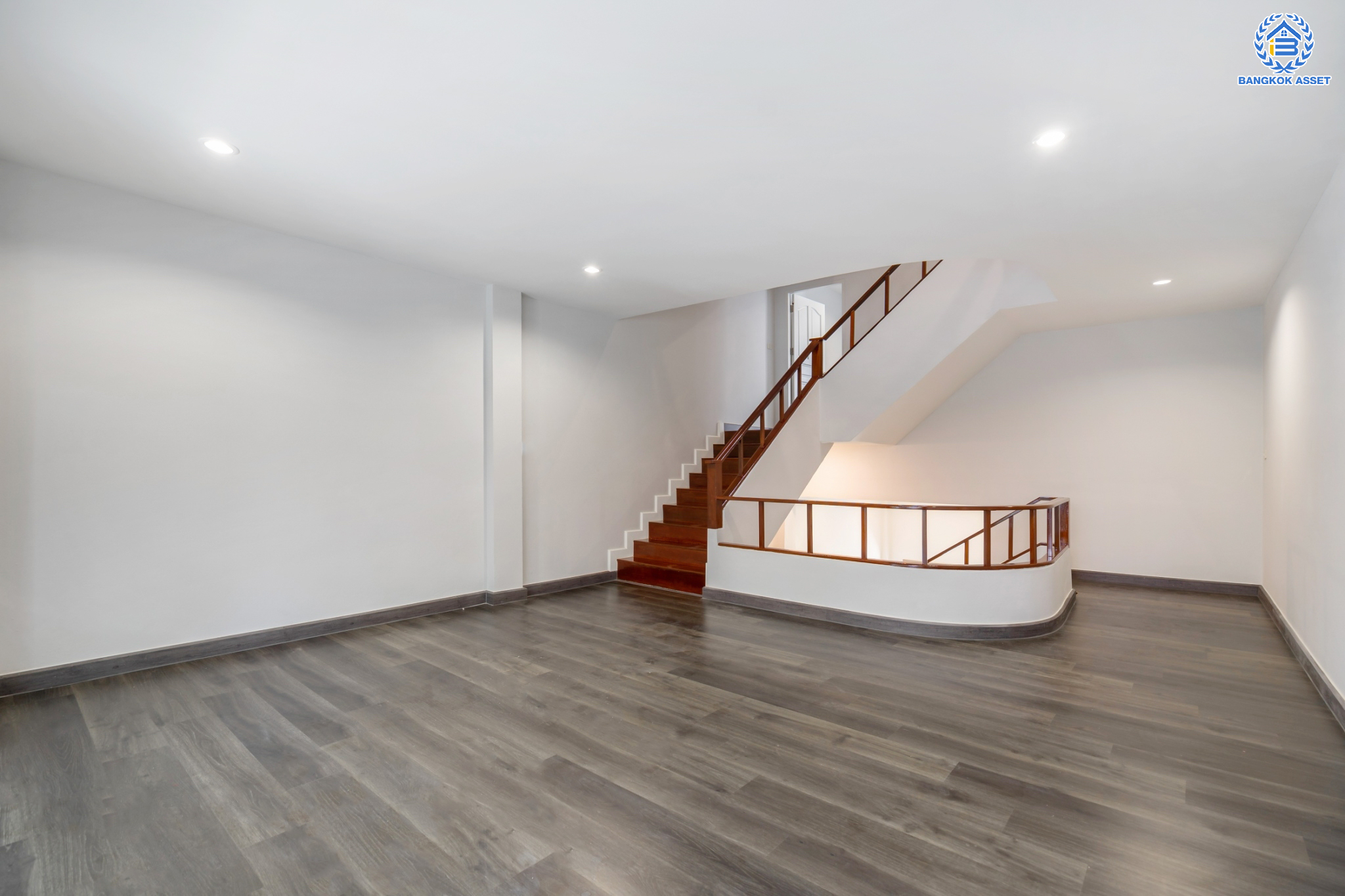 บ้านมือสองตกแต่งใหม่ ม.เน็พปาร์ควิลล่า เกษตร-นวมินทร์ ทาวน์โฮม 3 ชั้นหลังใหญ่ เนื้อที่ 30 ตร.ว. ฟังก์ชัน 3 ห้องนอน 4 ห้องน้ำ (ห้องนอนทุกห้องมีห้องน้ำในตัว) 1 ที่จอดรถ Living Roomก กว้างขวาง บนทำเลใจกลางเมือง! เชื่อมต่อทั้ง ถ.ประเสริฐมนูญกิจ, ถ.ลาดพร้าว, ถ.รามอินทรา ใกล้ The Walk เกษตรนวมินทร์, ทางด่วนรามอินทรา และรถไฟฟ้าสายสีน้ำตาล "สถานีโรงเรียนสตรีวิทยา2"...